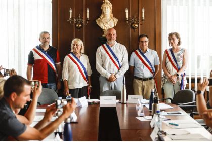 alexandre-lorentz-(au-centre)-nouveau-maire-de-mittelhausbergen-photo-dna-jean-francois-badias-1687022994